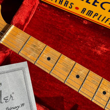 Load image into Gallery viewer, 1999 Fender Custom Shop Cunetto &#39;57 Reissue Stratocaster Relic John Cruz Blonde 1950s