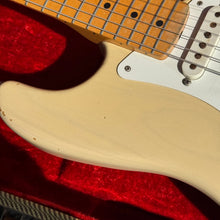 Load image into Gallery viewer, 1999 Fender Custom Shop Cunetto &#39;57 Reissue Stratocaster Relic John Cruz Blonde 1950s