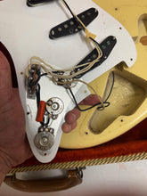 Load image into Gallery viewer, 1982 Fender Fullerton ’62 Reissue Stratocaster - Vintage White