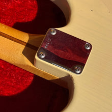 Load image into Gallery viewer, 1999 Fender Custom Shop Cunetto &#39;57 Reissue Stratocaster Relic John Cruz Blonde 1950s